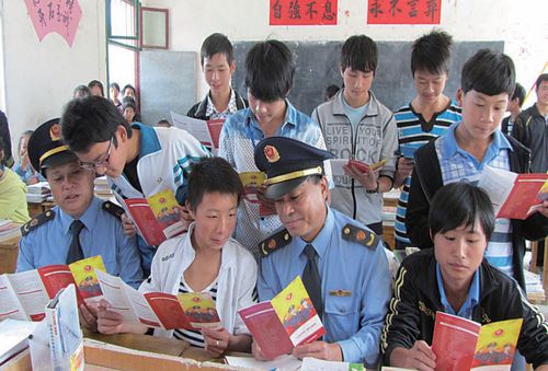 江西遂川县工商局执法人员积极向学生宣传打击传销知识